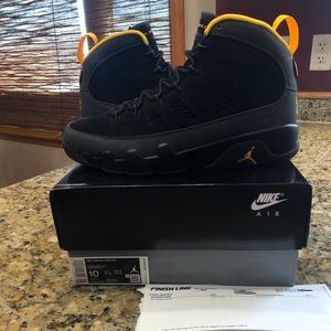 DS Air Jordan Retro 9 Black/University Gold